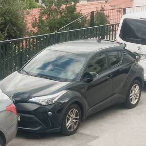 Prodajem Toyotu C-HR Hybrid (benzinski)