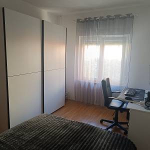 Prostran trosoban stan sa dvorištem i konobom