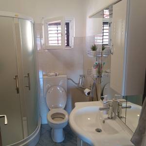 Prostran trosoban stan sa dvorištem i konobom