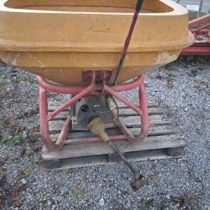 Rasipač Vicon 600 kg