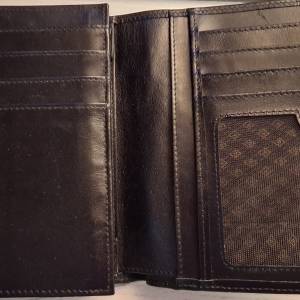 Crni kožni novčanik