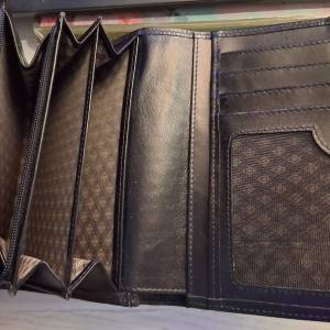 Crni kožni novčanik