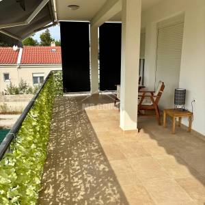 DVOSOBAN APARTMAN - VRT I 2 PARKIRNA MJESTA, 150 M OD PLAŽE, PETRČANE