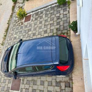 DVOSOBAN APARTMAN - VRT I 2 PARKIRNA MJESTA, 150 M OD PLAŽE, PETRČANE