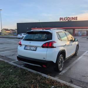 Peugeot 2008 1,2 Allure Perla bijeli NAVI ALU FELGE 2xPDC-parkpilot