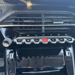 Peugeot 2008 1,2 FULL LED ODRAĐENI SVI SERVISI