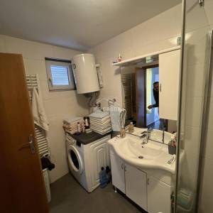 PRILIKA! OBNOVLJENA DVOJNA KUĆA, 400 M OD MORA, GORNJI KARIN