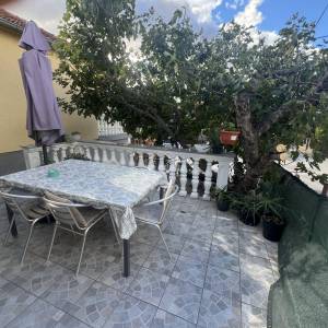 PRILIKA! OBNOVLJENA DVOJNA KUĆA, 400 M OD MORA, GORNJI KARIN