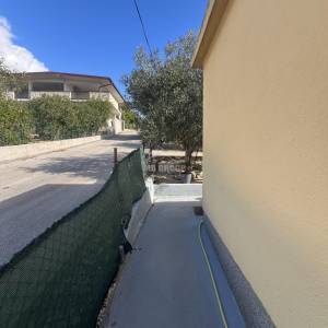 PRILIKA! OBNOVLJENA DVOJNA KUĆA, 400 M OD MORA, GORNJI KARIN