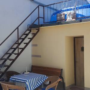 Prodaja 2 objekta kuća i apartman sa vrtom i pogledom na more