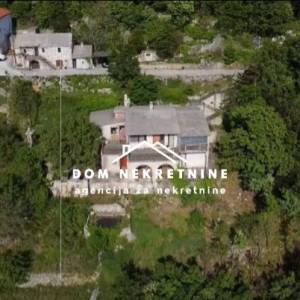 PRODAJE SE GRAĐEVINSKO ZEMLJIŠTE U BASTU KOD MAKARSKE SA IZGRAĐENIM ST