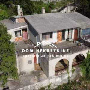 PRODAJE SE GRAĐEVINSKO ZEMLJIŠTE U BASTU KOD MAKARSKE SA IZGRAĐENIM ST