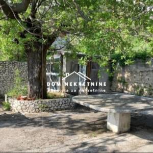 PRODAJE SE GRAĐEVINSKO ZEMLJIŠTE U BASTU KOD MAKARSKE SA IZGRAĐENIM ST