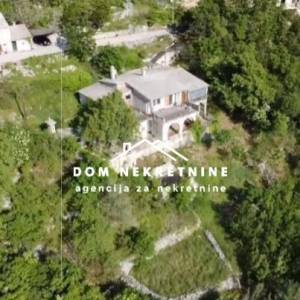 PRODAJE SE GRAĐEVINSKO ZEMLJIŠTE U BASTU KOD MAKARSKE SA IZGRAĐENIM ST