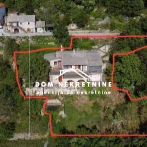 PRODAJE SE GRAĐEVINSKO ZEMLJIŠTE U BASTU KOD MAKARSKE SA IZGRAĐENIM ST