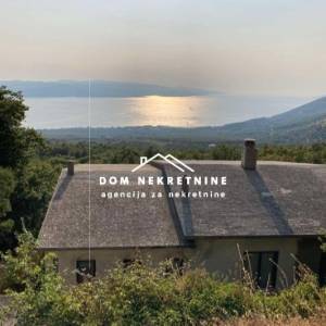 PRODAJE SE GRAĐEVINSKO ZEMLJIŠTE U BASTU KOD MAKARSKE SA IZGRAĐENIM ST