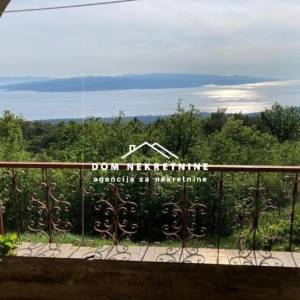 PRODAJE SE GRAĐEVINSKO ZEMLJIŠTE U BASTU KOD MAKARSKE SA IZGRAĐENIM ST