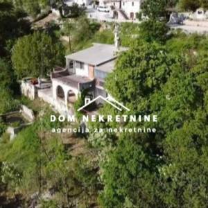 PRODAJE SE GRAĐEVINSKO ZEMLJIŠTE U BASTU KOD MAKARSKE SA IZGRAĐENIM ST