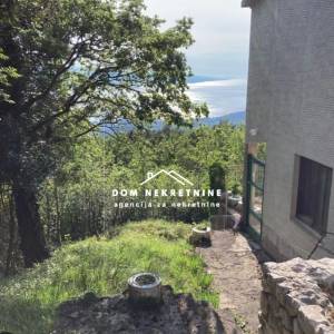 PRODAJE SE GRAĐEVINSKO ZEMLJIŠTE U BASTU KOD MAKARSKE SA IZGRAĐENIM ST