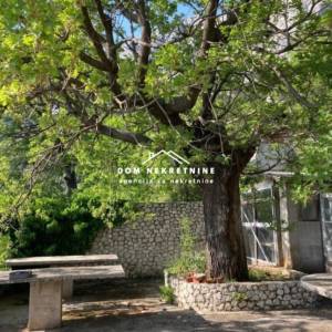 PRODAJE SE GRAĐEVINSKO ZEMLJIŠTE U BASTU KOD MAKARSKE SA IZGRAĐENIM ST