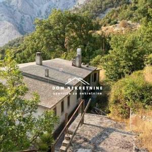 PRODAJE SE GRAĐEVINSKO ZEMLJIŠTE U BASTU KOD MAKARSKE SA IZGRAĐENIM ST