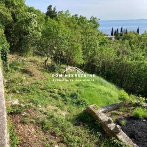 PRODAJE SE GRAĐEVINSKO ZEMLJIŠTE U BASTU KOD MAKARSKE SA IZGRAĐENIM ST