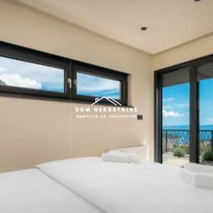 PRODAJE SE LUKSUZNA VILA U MAKARSKOJ