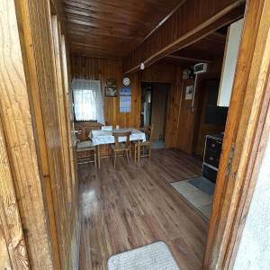 Prodajem hrastovu drvenu kuću za preseljenje – 45 m²