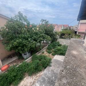 SAMOSTOJEĆA KUĆA ZA RENOVACIJU, MIRNA I TIHA POZICIJA, KAKMA – BIOGRAD