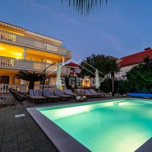 TOP PONUDA! LUKSUZAN APARTMAN U PRIVATNOJ VILI (E4), 2. KAT – KOŽINO