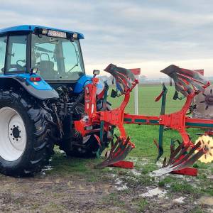 Traktor New Holand TM 155