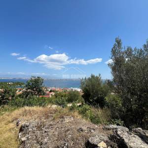 ZEMLJIŠTE SA IDEJNIM PROJEKTOM ZA VILU SA BAZENOM – PREKO, UGLJAN