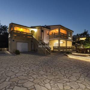 APARTMAN S 2 SPAVAĆE SOBE, 1. RED OD MORA - POGLED NA MORE, VIR