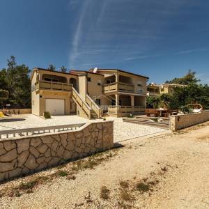 APARTMAN S 2 SPAVAĆE SOBE, 1. RED OD MORA - POGLED NA MORE, VIR