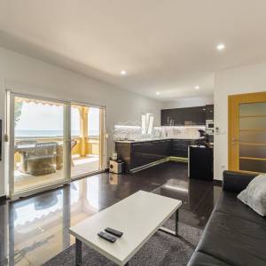 APARTMAN S 2 SPAVAĆE SOBE, 1. RED OD MORA - POGLED NA MORE, VIR