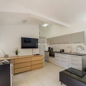 APARTMAN S 2 SPAVAĆE SOBE, 1. RED OD MORA - POGLED NA MORE, VIR