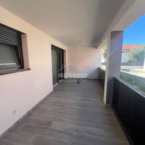 APARTMAN S 3 SPAVAĆE SOBE, VRTOM I 3 PARKIRNA MJESTA, 430 M OD MORA, V