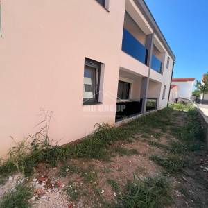 APARTMAN S 3 SPAVAĆE SOBE, VRTOM I 3 PARKIRNA MJESTA, 430 M OD MORA, V