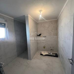 APARTMAN S 3 SPAVAĆE SOBE, VRTOM I 3 PARKIRNA MJESTA, 430 M OD MORA, V