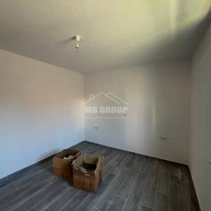 APARTMAN S 3 SPAVAĆE SOBE, VRTOM I 3 PARKIRNA MJESTA, 430 M OD MORA, V