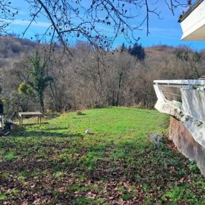 Brdovec - D.Laduč, posl. - stamb. objekt, dva 3-sobna stana, 2 garaže