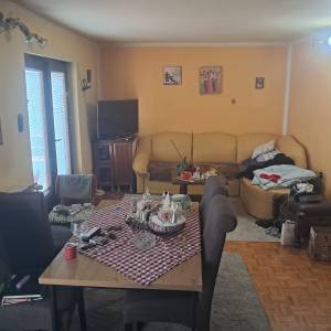 Brdovec - D.Laduč, posl. - stamb. objekt, dva 3-sobna stana, 2 garaže