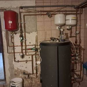 Brdovec - D.Laduč, posl. - stamb. objekt, dva 3-sobna stana, 2 garaže