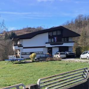 Brdovec - D.Laduč, posl. - stamb. objekt, dva 3-sobna stana, 2 garaže