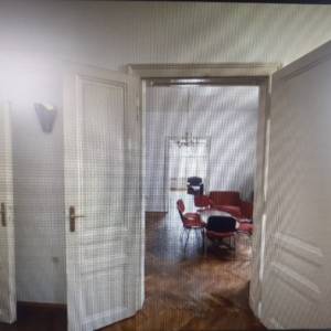 IZNAJMLJUJE SE ŠESTEROSOBNI STAN U OSIJEKU U CENTRU