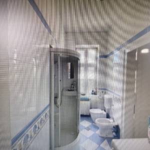 IZNAJMLJUJE SE ŠESTEROSOBNI STAN U OSIJEKU U CENTRU