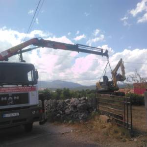 Kamion sa dizalicom za prijevoz strojeva