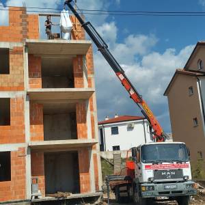 Kamion sa dizalicom za prijevoz strojeva