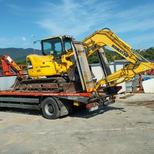 Kamion sa dizalicom za prijevoz strojeva