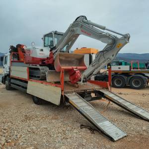 Kamion sa dizalicom za prijevoz strojeva